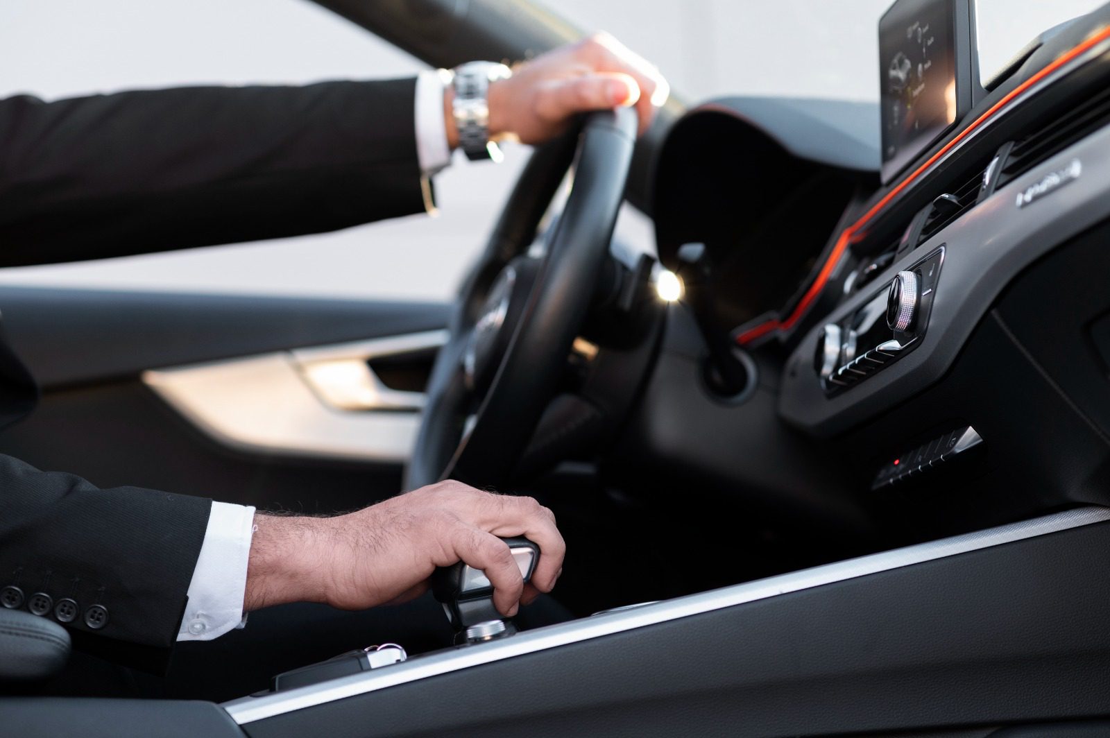 How Riderzone Chauffeurs Navigate Rush Hour in Dubai: Tips for Avoiding the Crush