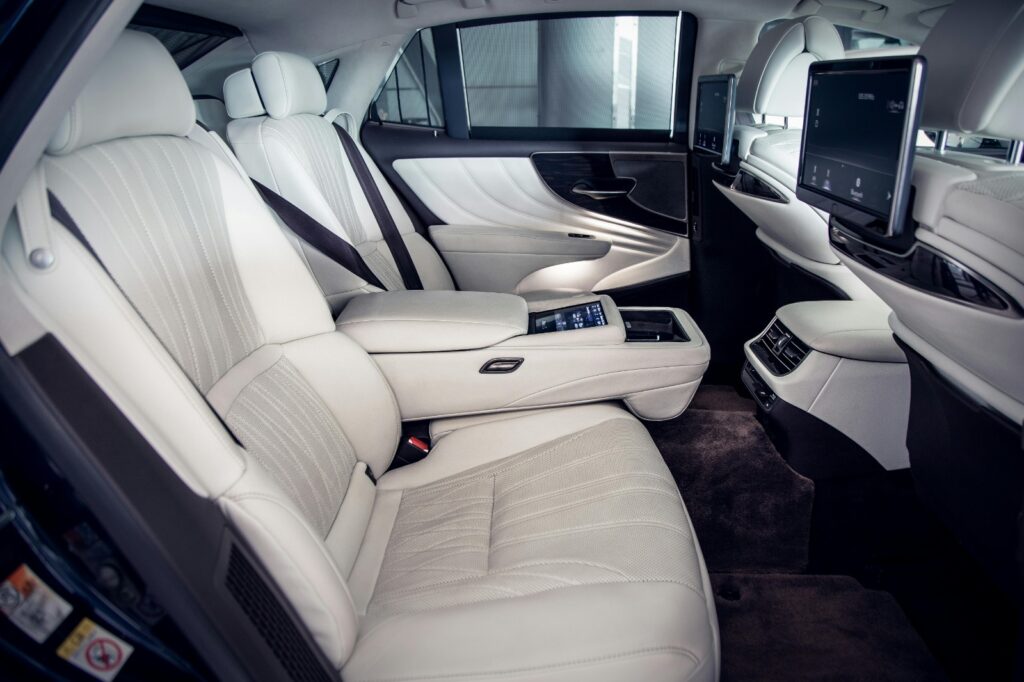 How Riderzone Chauffeurs Navigate Rush Hour in Dubai: Tips for Avoiding the Crush