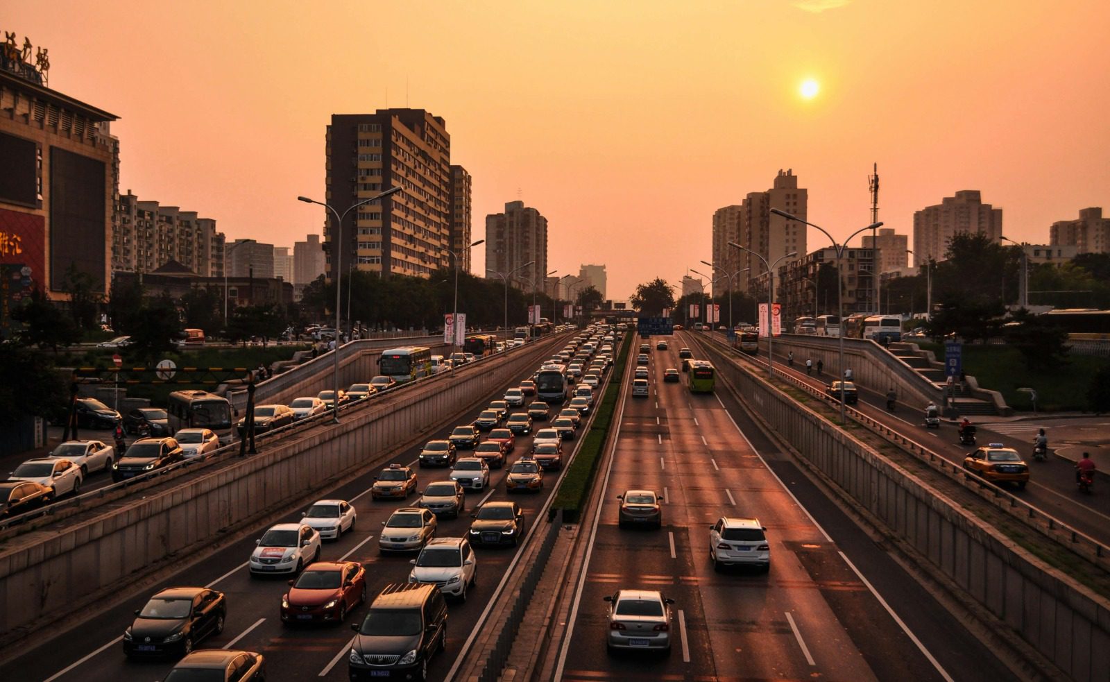 How Riderzone Chauffeurs Navigate Rush Hour in Dubai: Tips for Avoiding the Crush