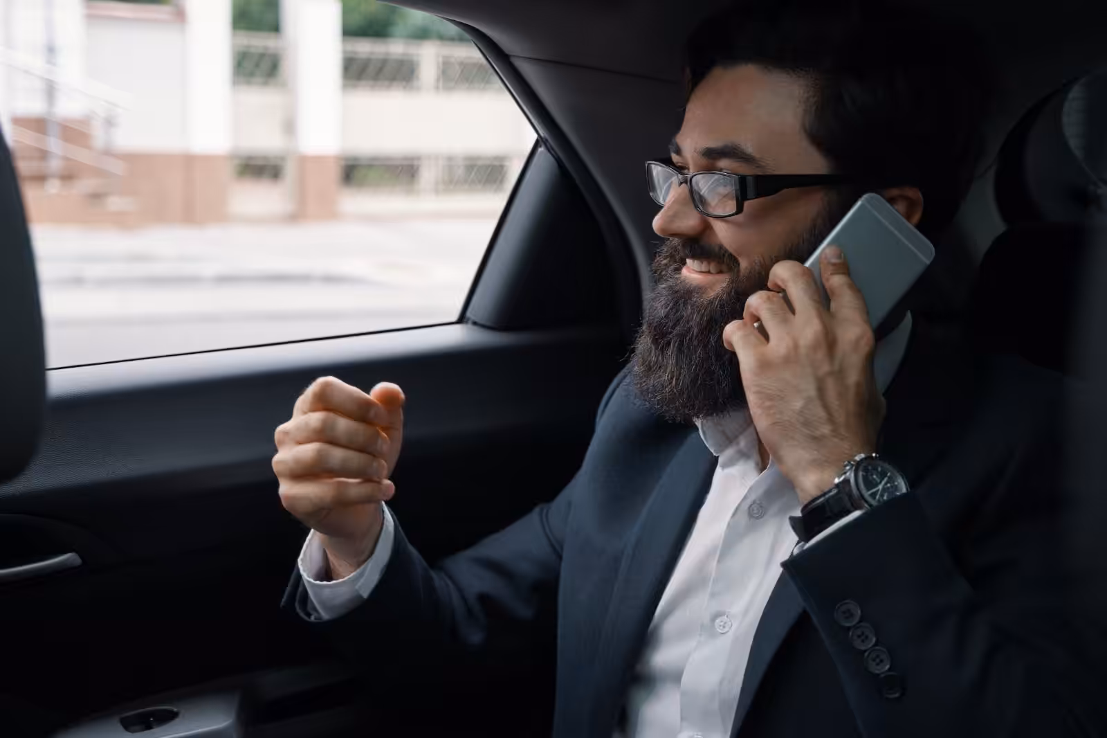 Ultimate Guide to Corporate Travel Management with RiderZone Chauffeur Services UAE
