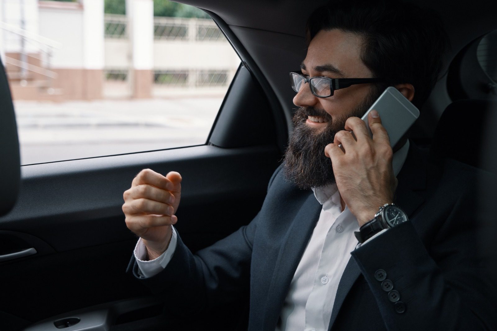 Ultimate Guide to Corporate Travel Management with RiderZone Chauffeur Services UAE
