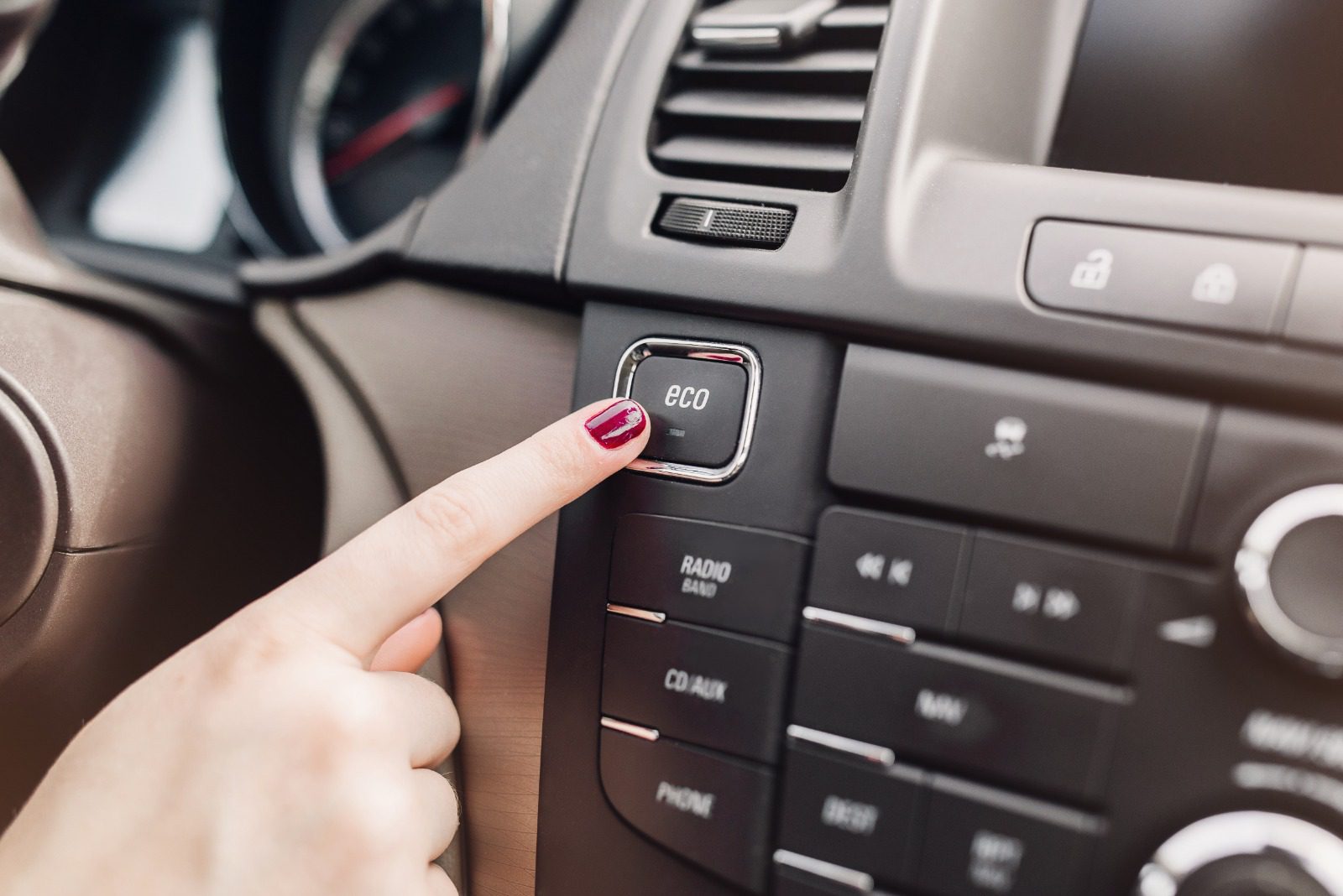 A Guide to Must-Experience Luxury Car Features with RiderZone Chauffeur Services in UAE