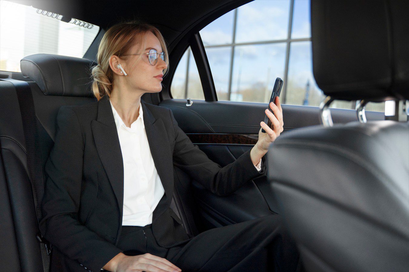 Why Choose a Monthly Chauffeur Service Contract? 