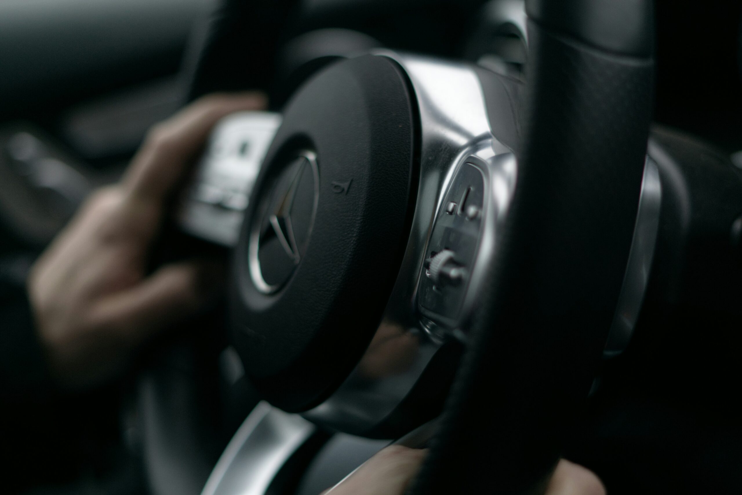 How to Avoid Car Rental Scams with Chauffeur Service UAE