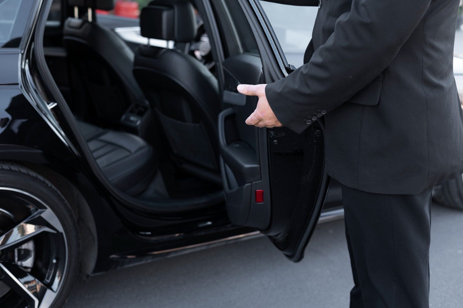 GITEX Global 2025: Luxury Chauffeur Services by Riderzone
