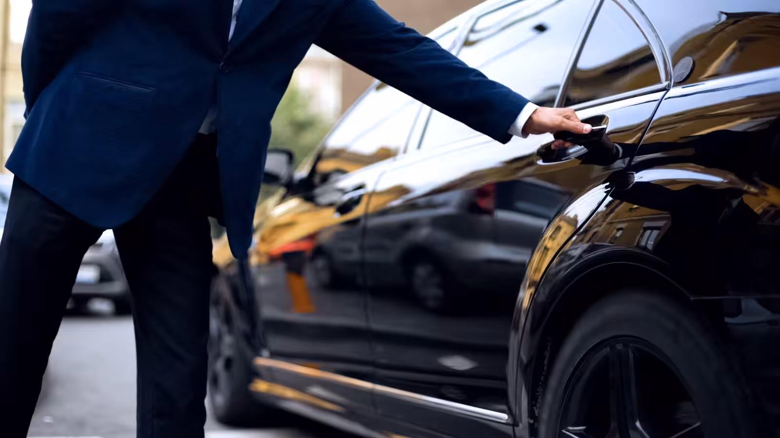 Luxury VIP Airport-Hotel Transfers in Abu Dhabi