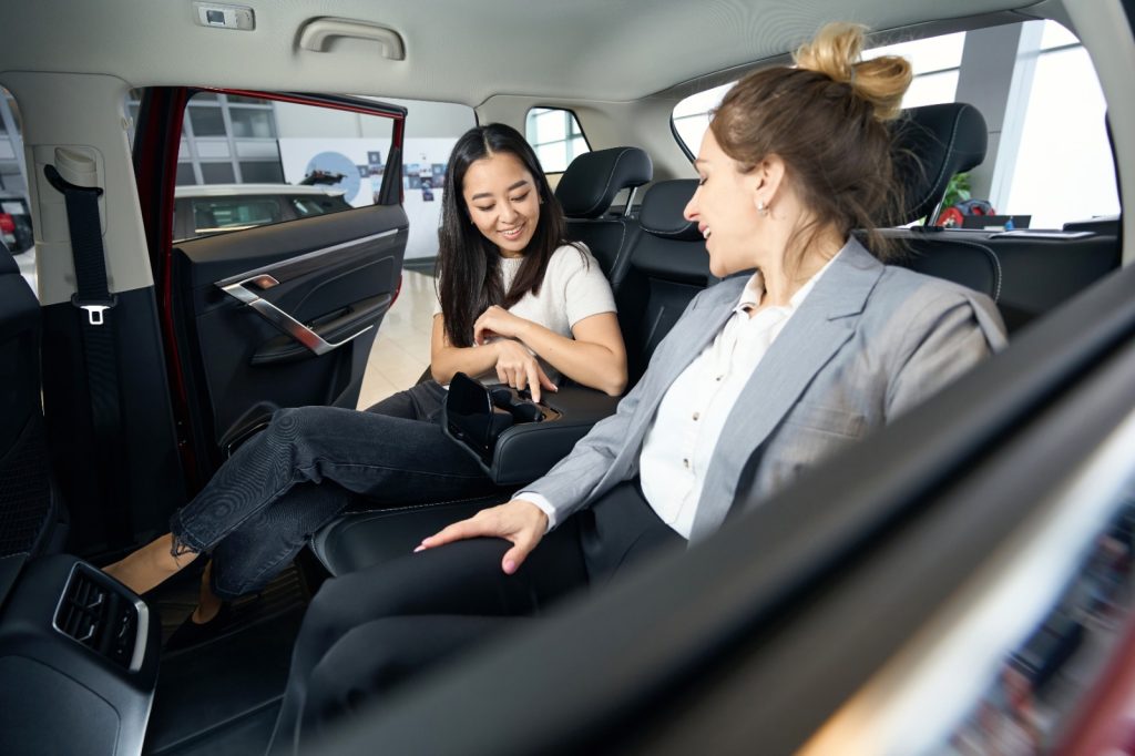 Seamless Daily Rides: Riderzone Dubai Chauffeur Contracts