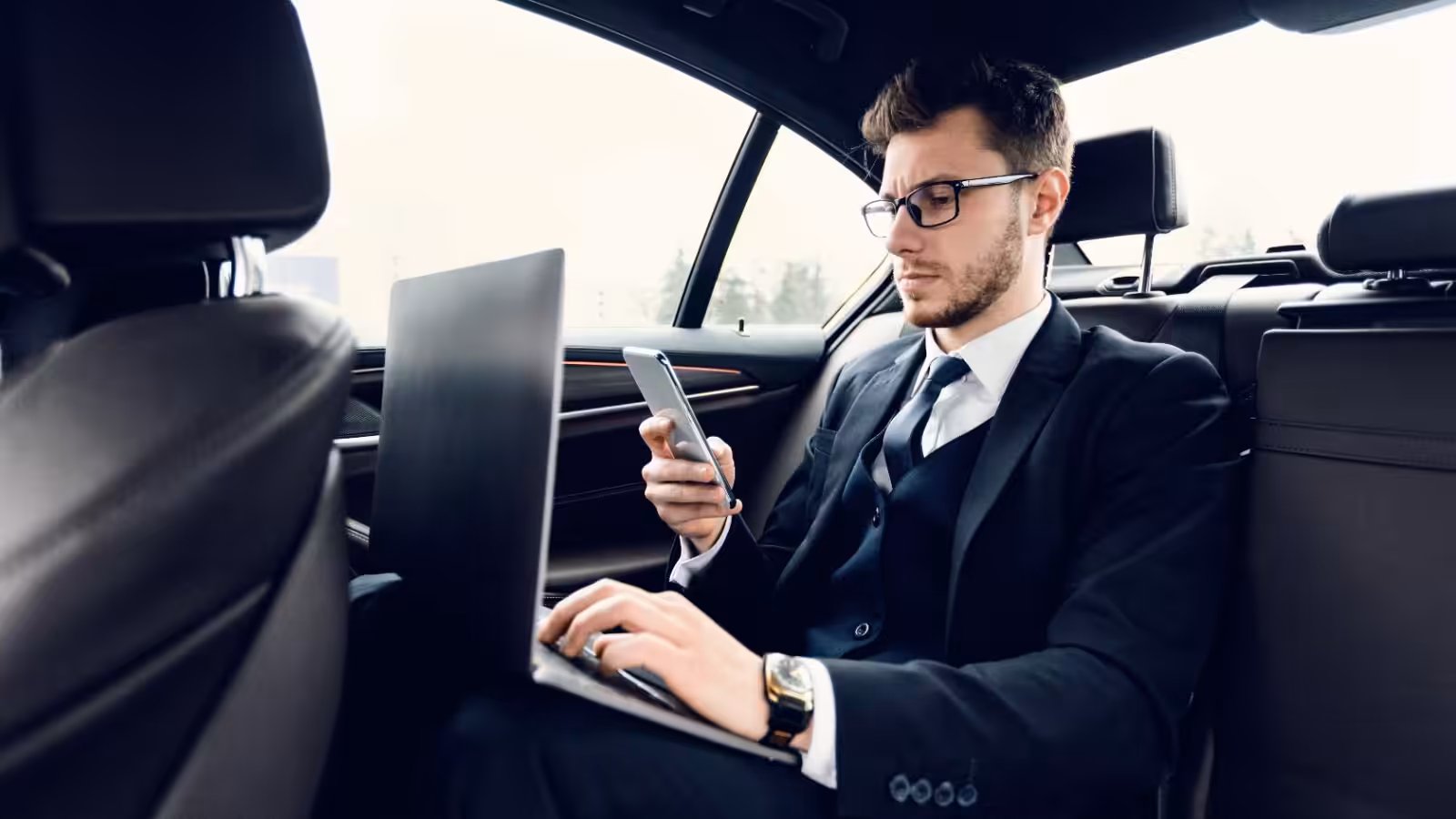 Seamless Daily Rides: Riderzone Dubai Chauffeur Contracts